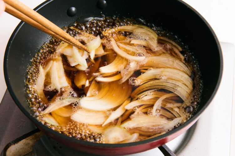 割り下が沸騰したら、まず玉ねぎを入れる